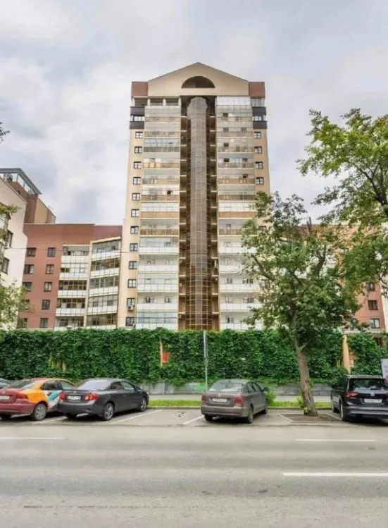 337 м², пять комнат; сделка состоялась на аукционе. Начальная ставка — 9,98 млн руб., реальная стоимость оценивается примерно в 40 млн.