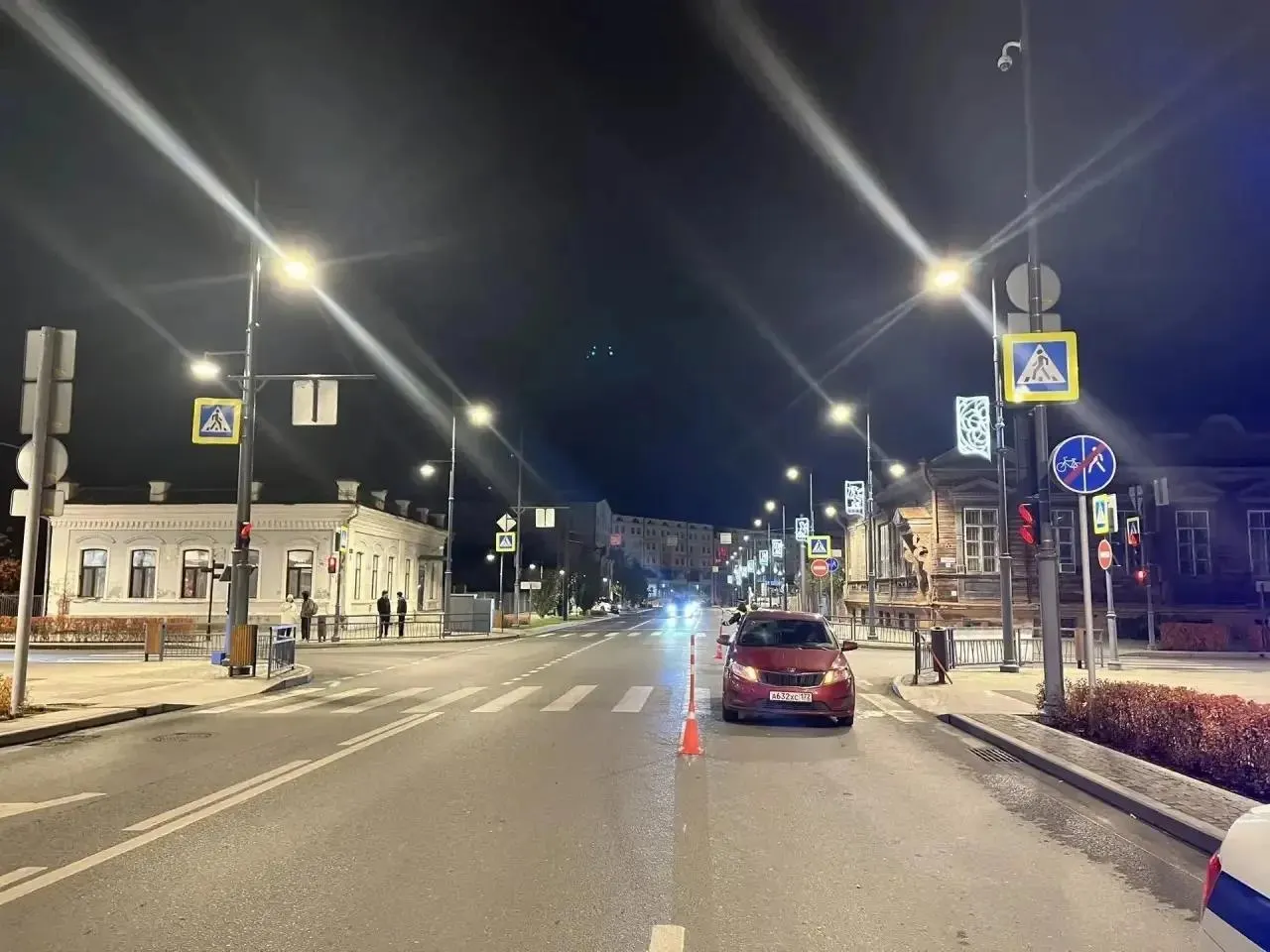 Ночью водительница Kia сбила двух подростков на пешеходном переходе в центре города. Обстоятельства ДТП выясняются, пострадавшие получили ранения.