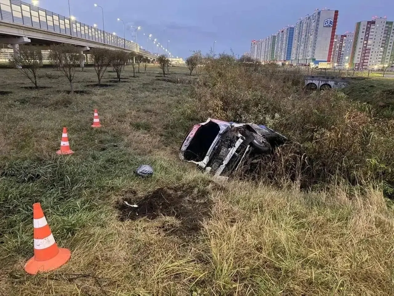 В Тюмени на кольце Пермякова — Федюнинского автомобиль каршеринга съехал в кювет и опрокинулся; водитель скрылся с места ДТП. Пострадавших нет.