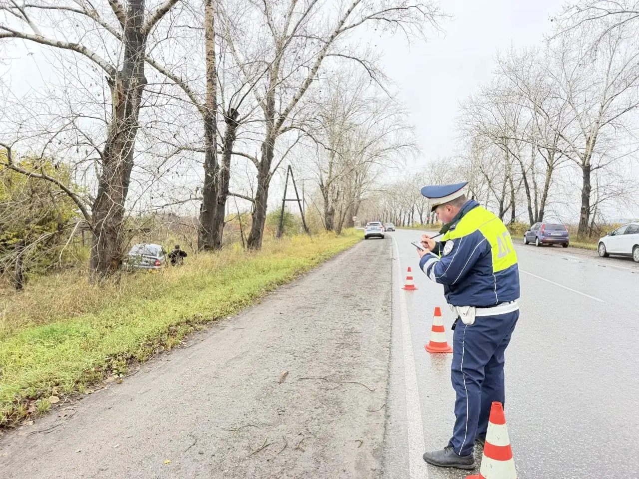 53-летний водитель погиб, не сумев удержать управление, и вылетел в кювет на дороге между Сухим Логом и Камышловом; ремень был пристегнут, штрафов не зафиксировано.