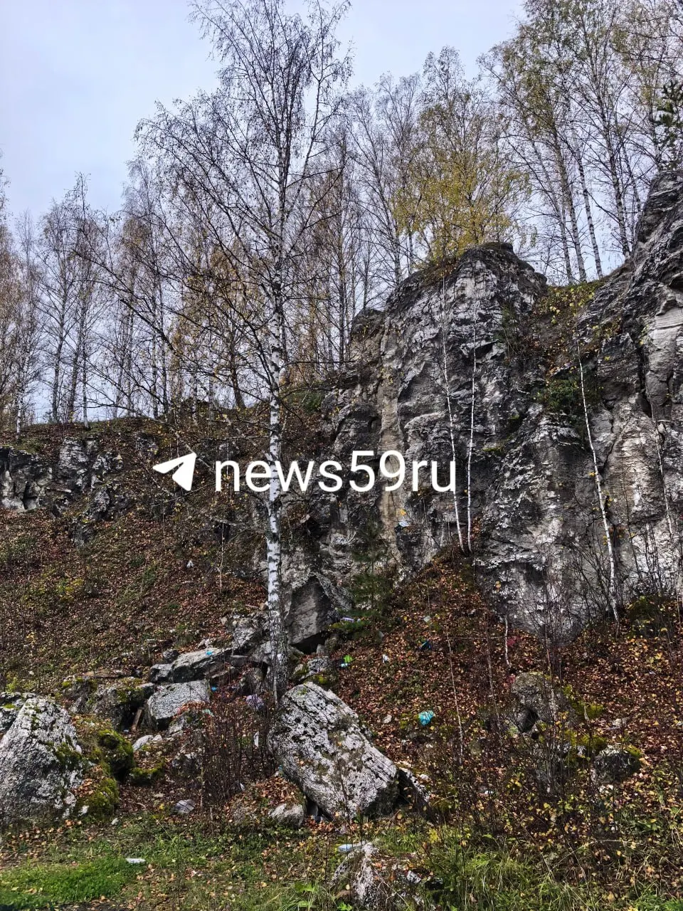 Подросток получил тяжёлые травмы после падения с высоты около 10 метров. Спасатели оказали первую помощь и перевезли его в больницу в Перми.