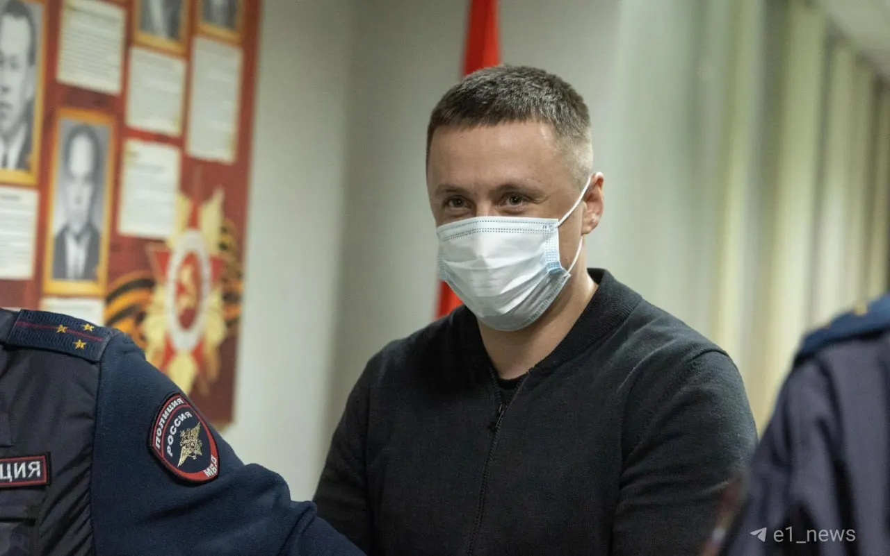 В Екатеринбурге известному бизнесмену предъявлено обвинение по делу о ДТП на улице Малышева; прокуратура требует 6 лет колонии строгого режима.