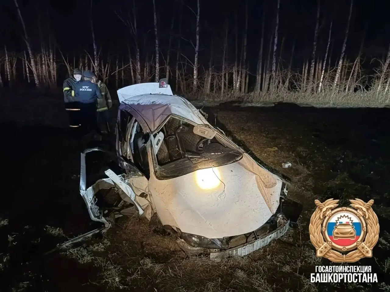 В результате аварии погиб водитель на месте; в машине находились женщина-пассажир и четверо детей, всех доставили в больницу.