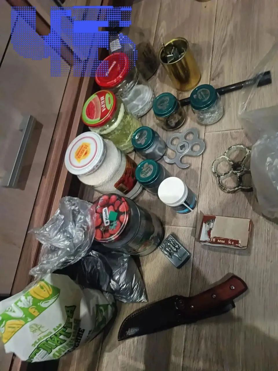 Задержан 18-летний житель Троицка по подозрению в изготовлении оружия; при обыске обнаружены порох, химические вещества и самодельные устройства; экспертиза подтвердила наличие оружия в некоторых предметах; возбуждены дела по частям 4 ст. 223 и 1 ст. 222 УК РФ.