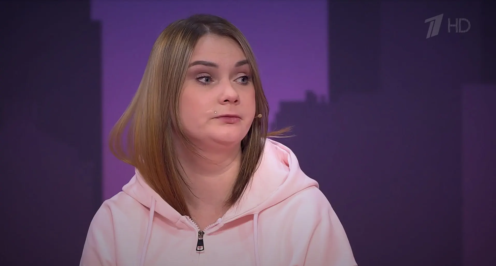 Мать систематически оставляет детей без присмотра; неоднократно изымали детей, но возвращали домой; следственные органы проводят проверку, а суд рассматривает дело об истязании и ненадлежащем исполнении родительских прав.