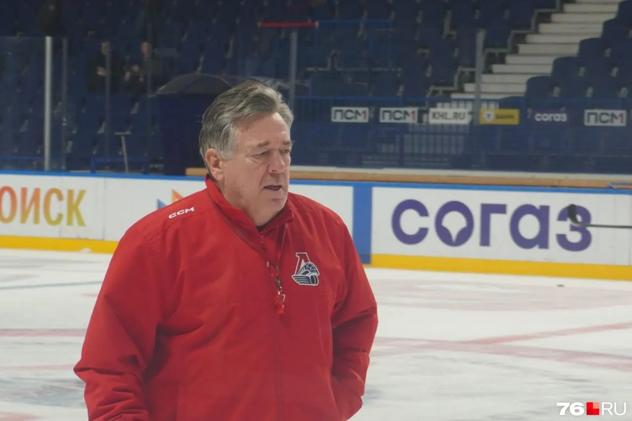 Канадский тренер Майк Пелино приступил к работе онлайн над видеоматериалами; после оформления рабочей визы он прилетит в Екатеринбург и присоединится к тренерскому штабу команды.