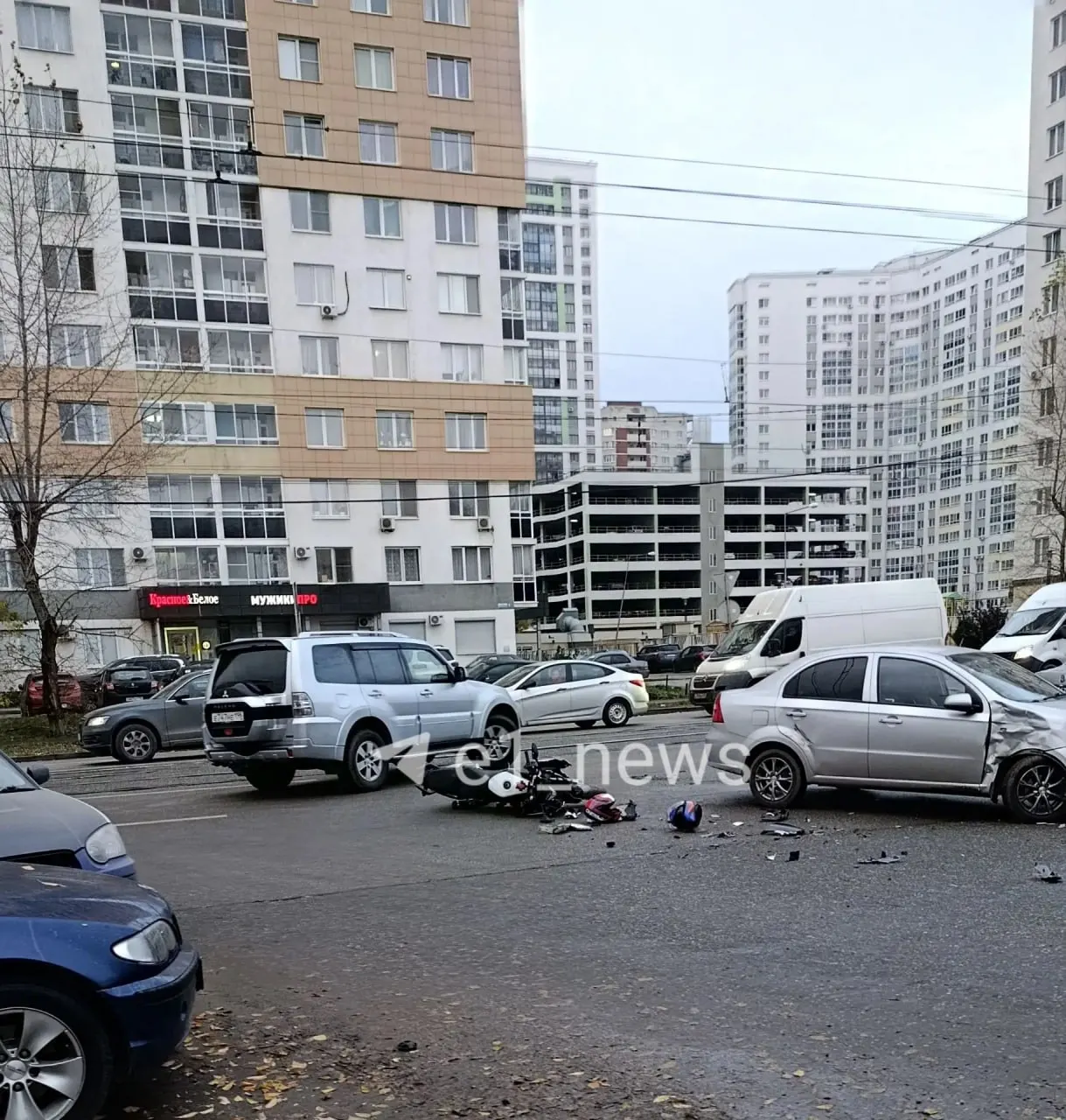 Очевидцы сообщили, что водитель мотоцикла не пострадал, а пассажирку увезла скорая. На место прибыли сотрудники ГИБДД.