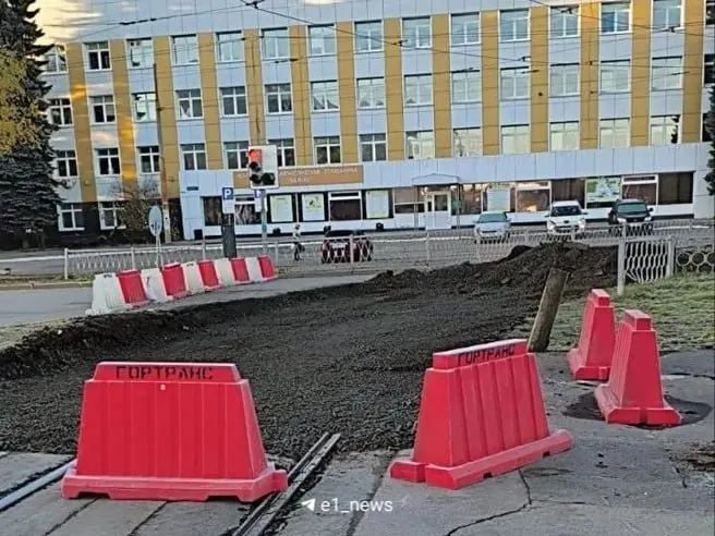Из‑за дождей сроки ремонта трамвайных путей в районе перекрёстка Волгоградской и Белореченской перенесли на неделю: работы пройдут 10–12 октября.