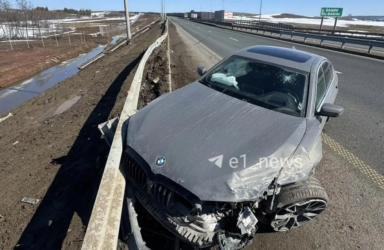 Екатеринбуржец требует возмещения разницы между рыночной стоимостью BMW до аварии и её остаточной стоимостью после ДТП на платном участке трассы М-12, утверждая, что просадка грунта стала причиной аварии.