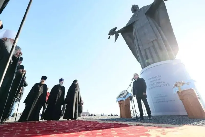 Открытие монумента прошло на фоне долгов «Магнезита» и проблем с мостами между Старой Пристанью и Верхним Айском.