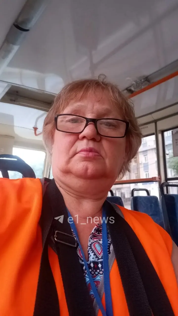 67-летняя кондуктор упала из служебного автобуса у северного депо и получила тяжёлые травмы; спор с работодателем о возмещении продолжает развиваться, подключилась прокуратура.