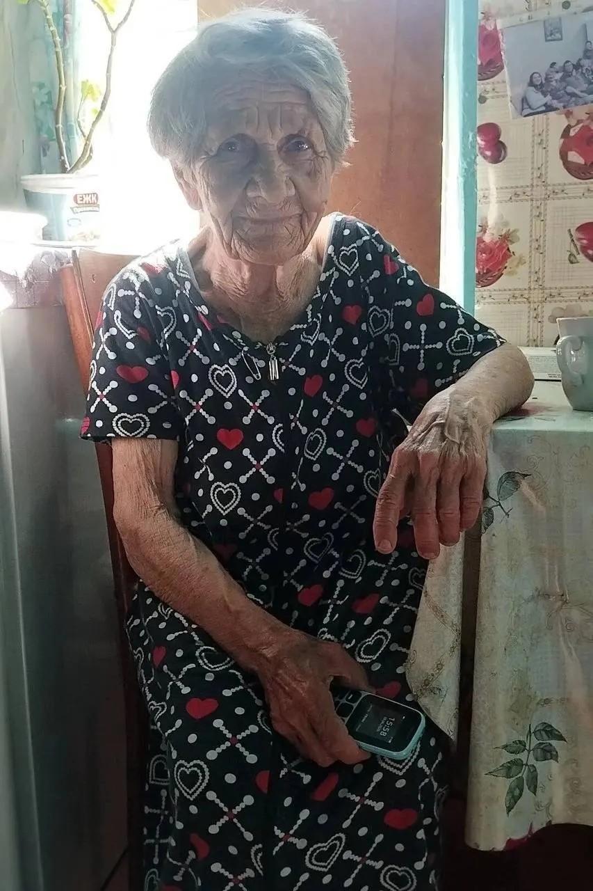 93-летняя Галина Андреевна Чебыкина стала последней жительницей деревни Рассохина; населённый пункт опустел.