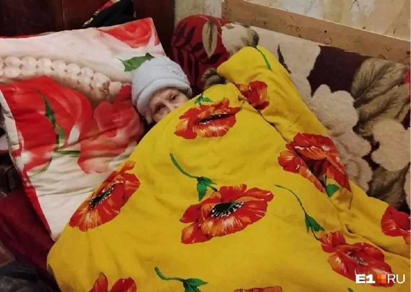 Жильцы двухэтажного дома по адресу Искровцев, 29 до сих пор остаются без отопления; пожилые люди вынуждены спать в тёплой одежде.