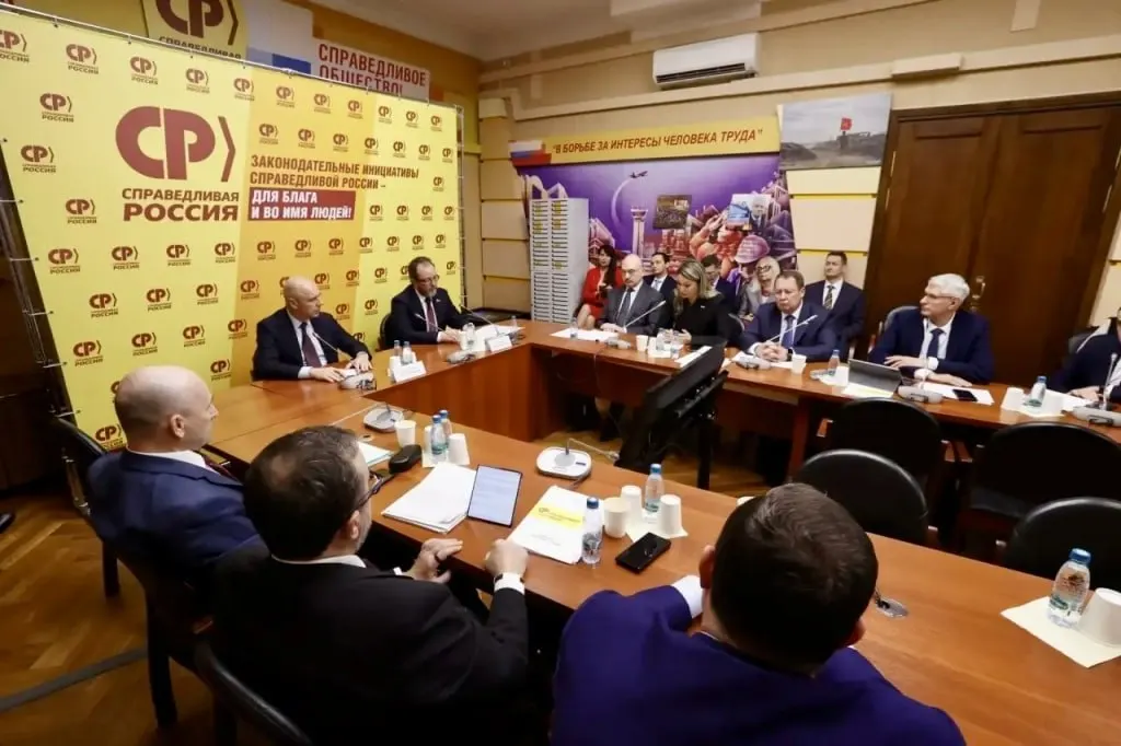 Депутаты обсудили проблему индексации зарплат бюджетников в условиях дефицита региональных бюджетов и роста тарифов, включая ЖКХ и проезд.