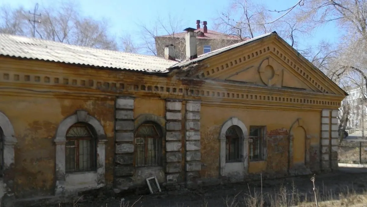 Историческое здание на улице Свободы, 165, построенное в начале XX века, признано объектом культурного наследия регионального значения. Продажа запланирована на 2027 год; обсуждаются варианты использования и расходы на реставрацию.