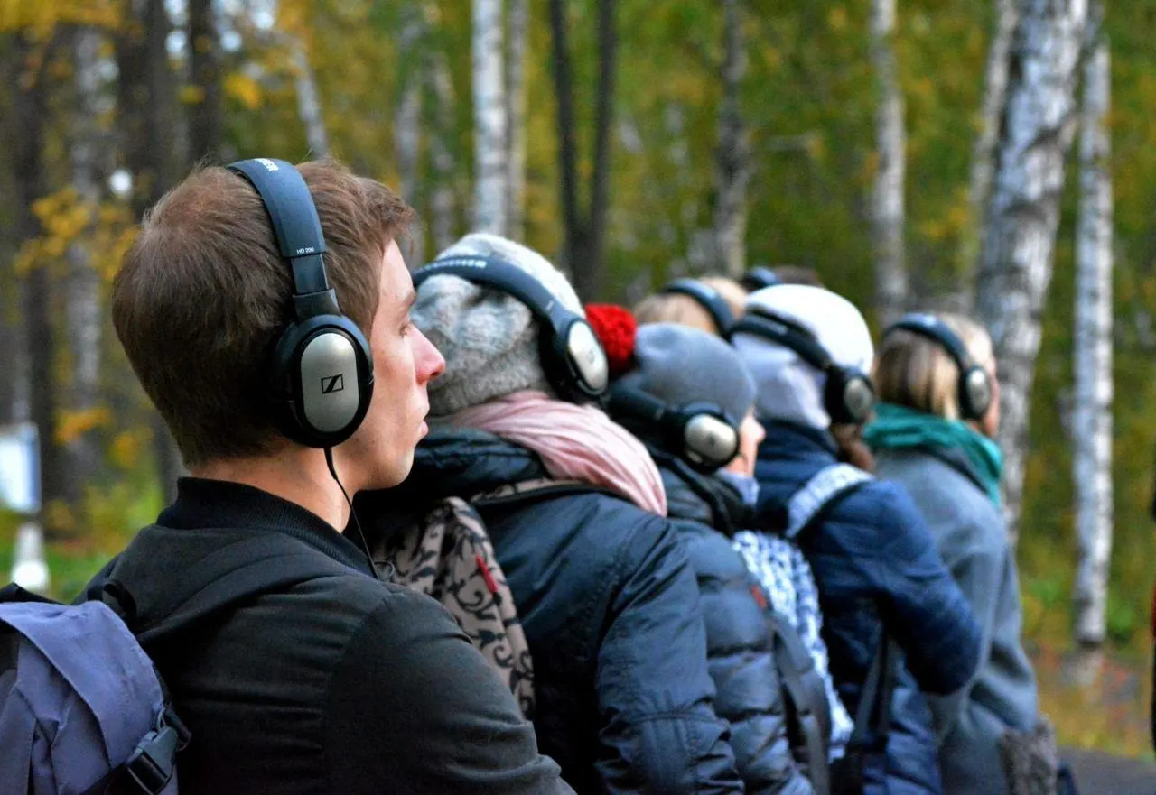Спектакль основан на документах, свидетельствах и воспоминаниях людей, переживших репрессии времён сталинского террора, и разворачивается по знаковым местам города.