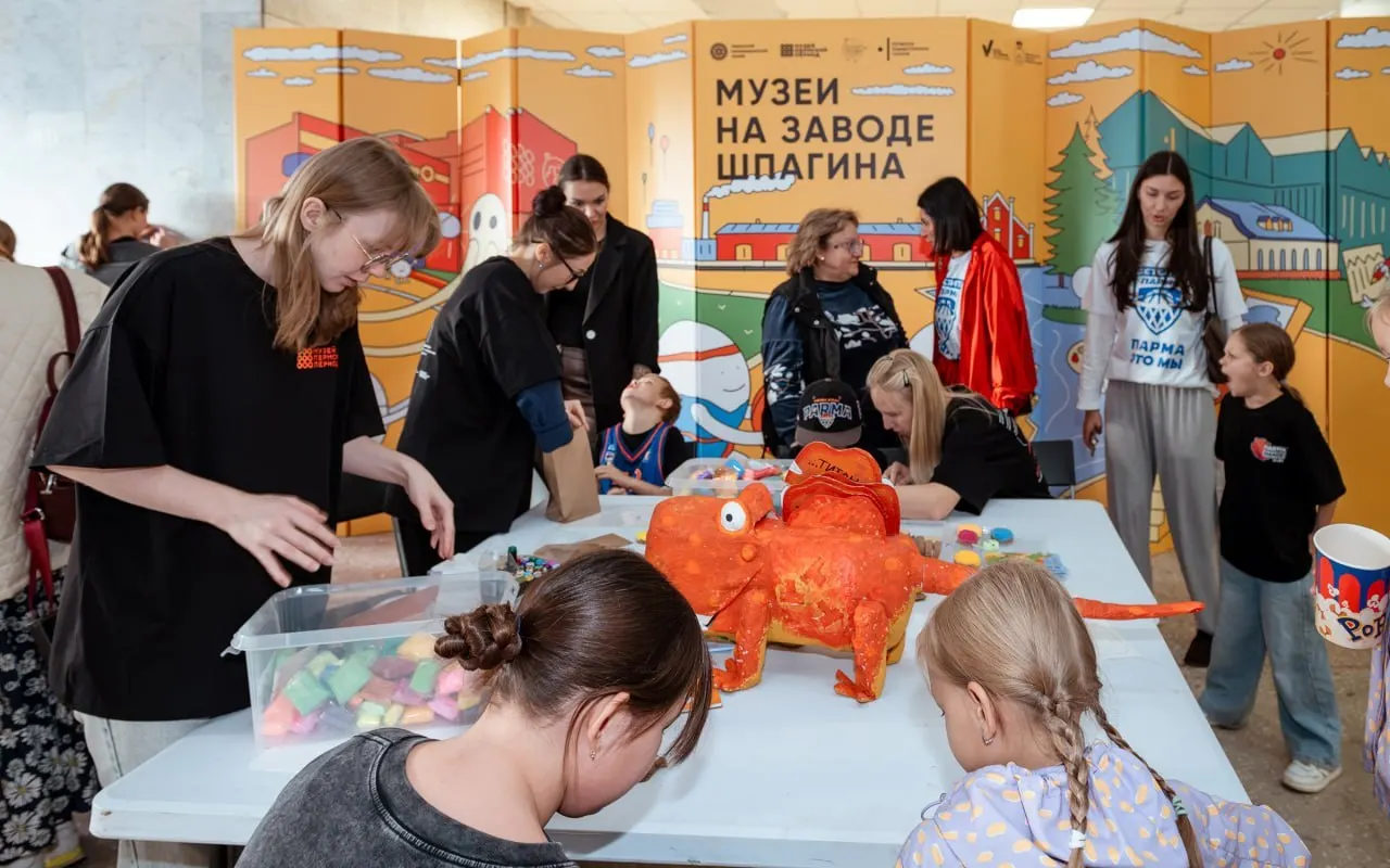 В сезоне 2026/2027 в УДС «Молот» запланированы развлекательные площадки для взрослых и детей с акцентом на игровые форматы, чтобы объединить спортивную и культурно-просветительскую деятельность города.