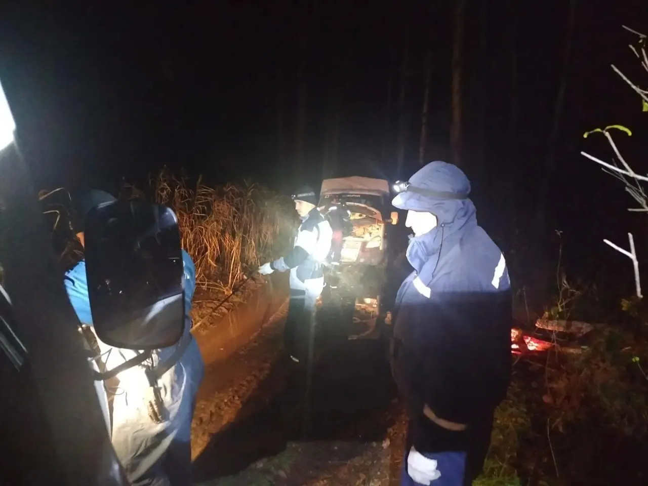 Спасатели оперативно вывезли молодого человека и беременную женщину из болотистой местности Тюменского района; оба в порядке. Напоминаем о планировании маршрутов и мерах безопасности в лесу.
