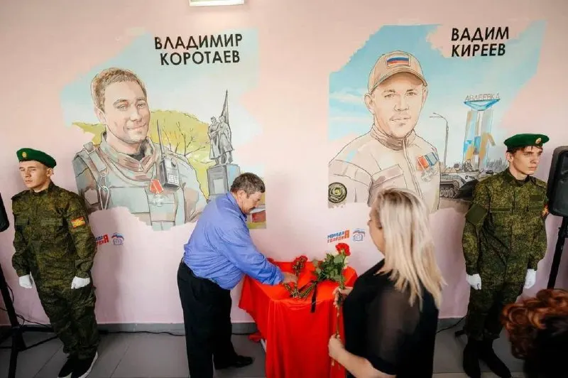 В тюменских школах за сентябрь появились восемь муралов в память погибших на войне; проект получил грант и планирует разместить ещё восемь портретов.