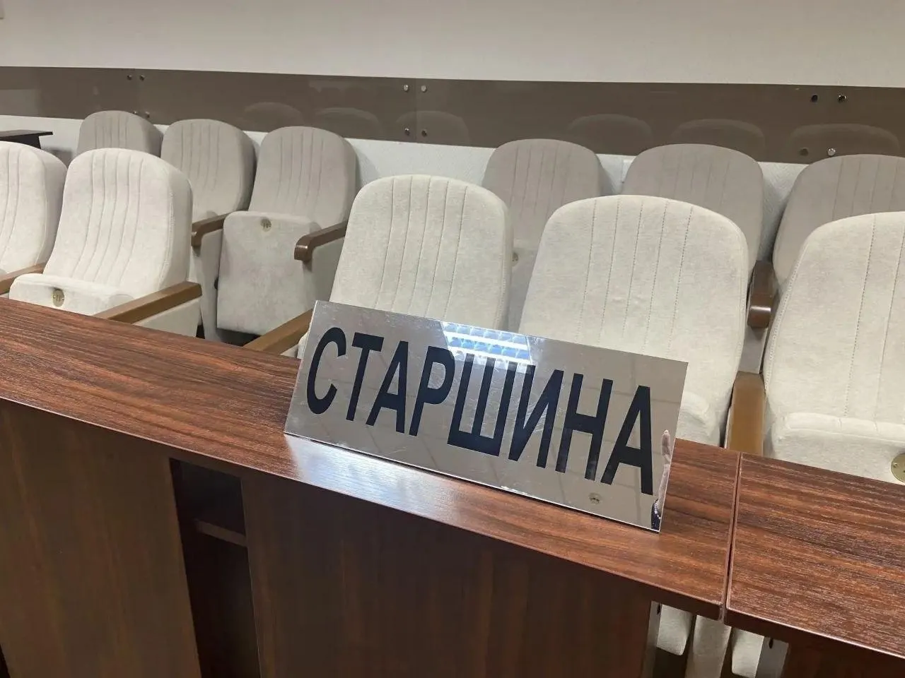 Число заседателей могут сократить вдвое; судья будет присутствовать в совещательной комнате.