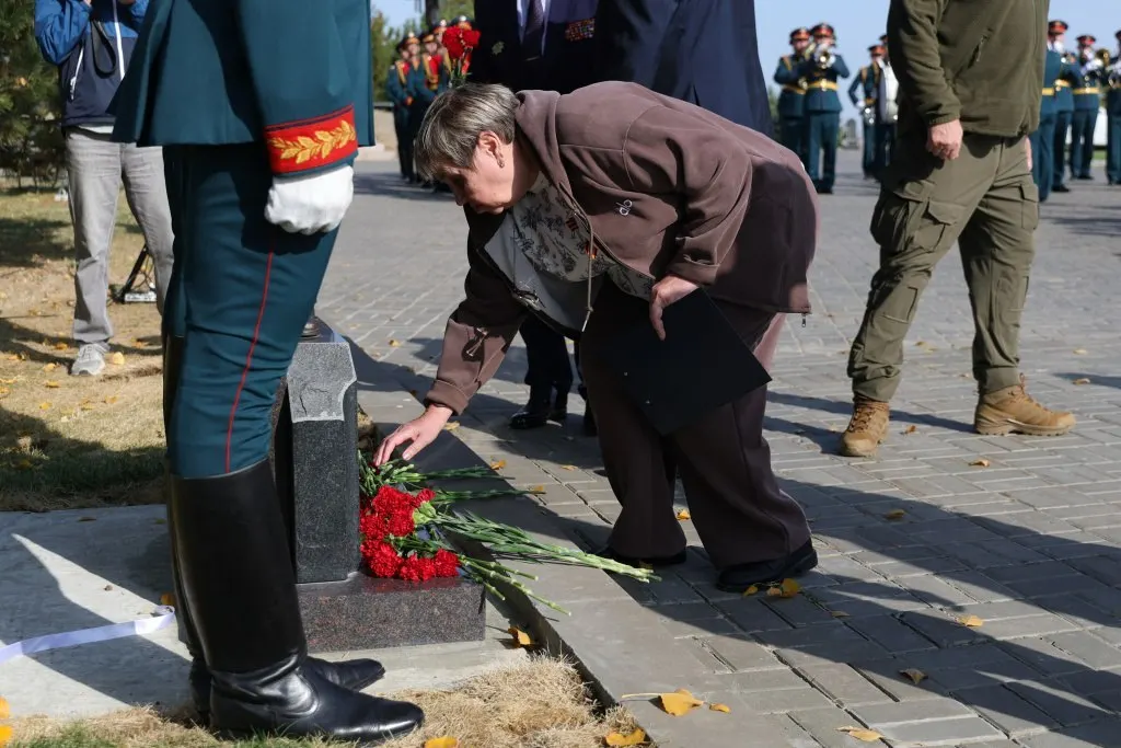 Памятник труженику тыла и памяти жителей Пермского края, погибших в Сталинградской битве, открыт на Мамаевом кургане по инициативе краевого совета ветеранов и при поддержке главы региона.