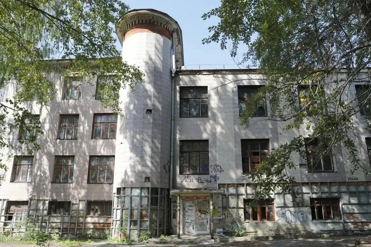 Планируется размещение гостиничного комплекса на Блюхера, 5а; рассматриваются варианты медицинского центра, офисов и школы. Сделку осуществил Николай Савин за 44 млн руб, ремонт возобновлён после урегулирования вопросов с МУГИСО. Срок реализации — 2031 год.