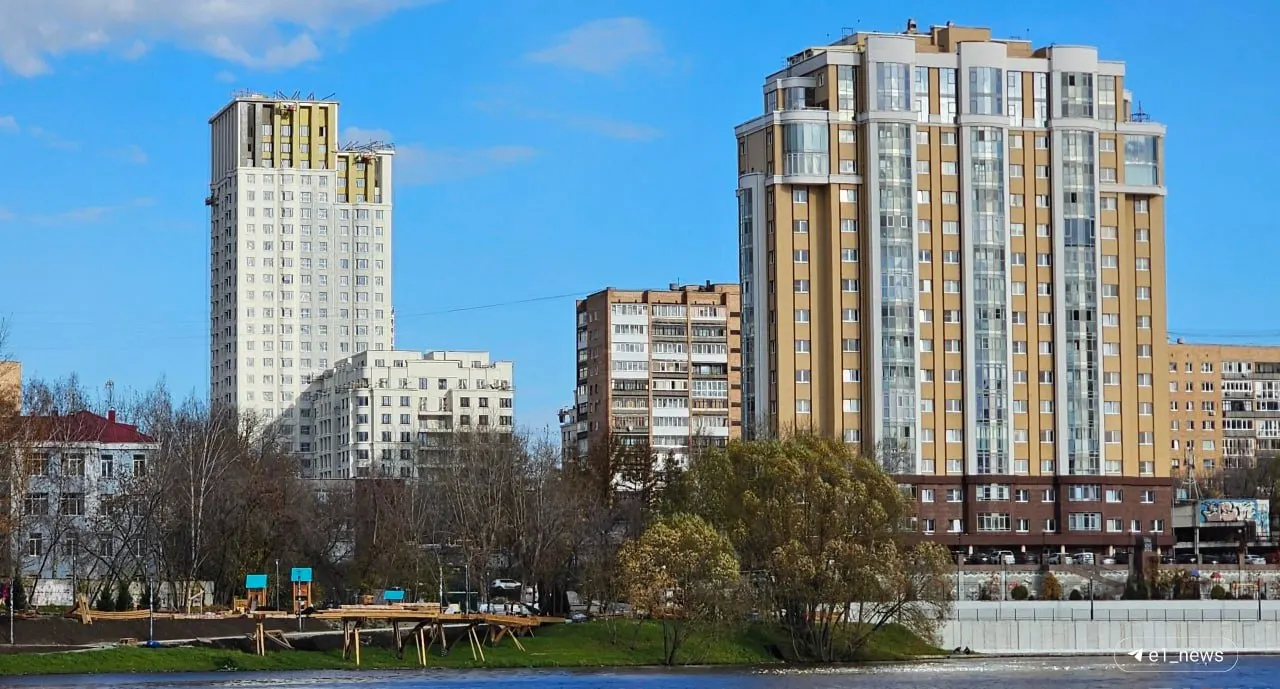 Новая набережная с парящей смотровой площадкой появится рядом с Екатеринбургом: за Макаровским мостом на берегу Ольховки проложат дорожки, освещение и ливневую систему.
