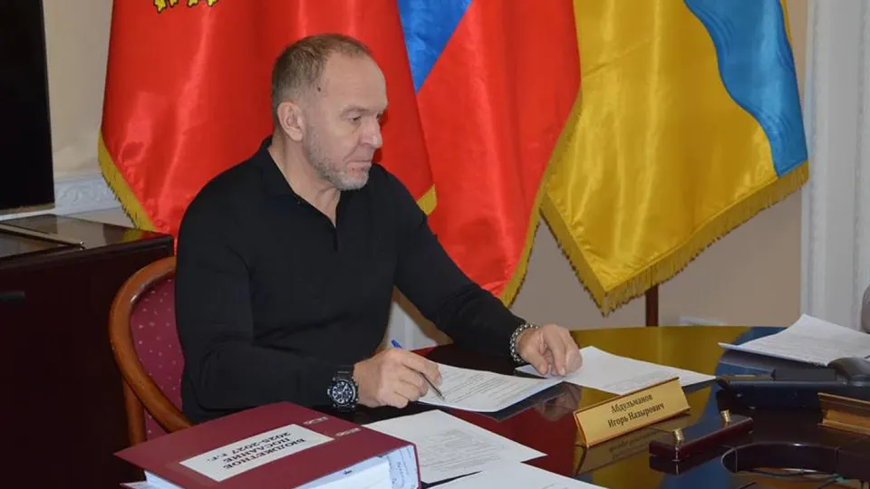 Ленинский районный суд арестовал активы, принадлежащие бывшему депутату и экс-руководителю ритуального предприятия, по обвинению в мошенничестве и коррупционных схемах вокруг кладбищ.