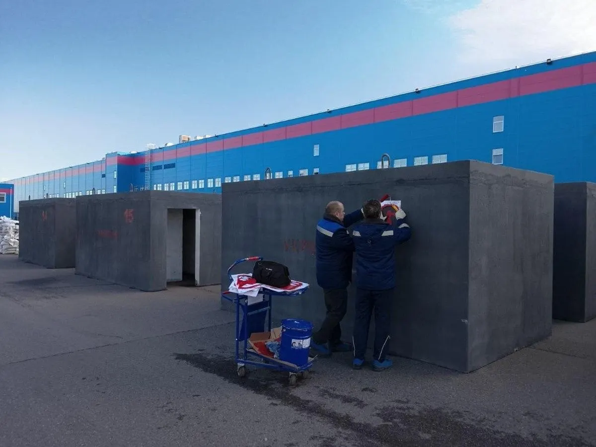 На складе в Буграх Ленинградской области появились 30 бетонных укрытий и песчаные укрепления; персонал регулярно участвует в учениях по действиям в случае ЧС.