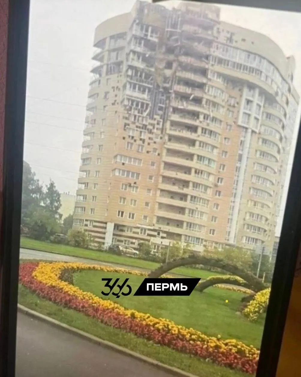 В Перми завершили ремонт фасада после прилета беспилотника; работы ведутся в нескольких квартирах.