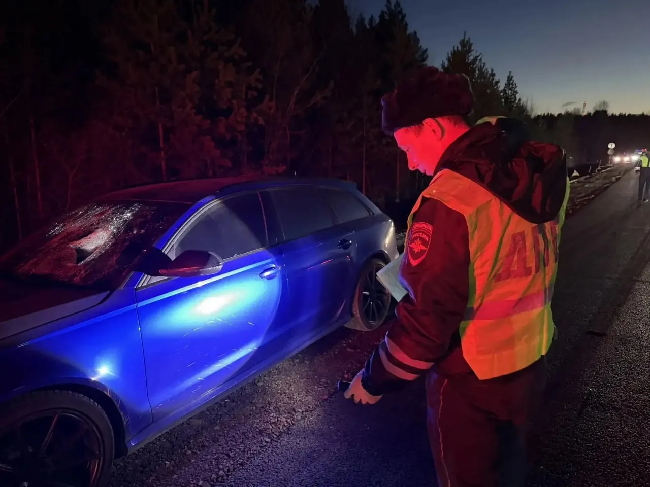 28-летний водитель Audi сбил 73-летнего пешехода в зоне дорожных работ; пешеход скончался до прибытия скорой.
