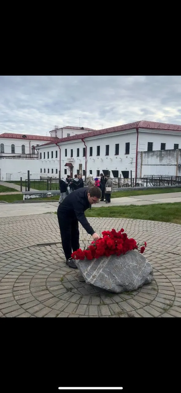 Активисты возложили цветы к мемориалам, зачли истории репрессированных и потребовали освобождения политзаключённых.
