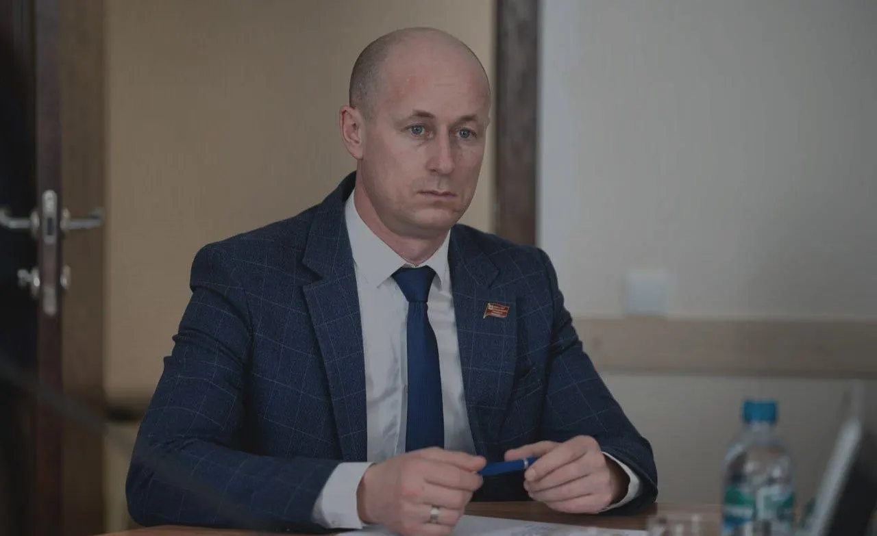 Депутат Магнитогорского горсовета получил премию за трудовое и патриотическое воспитание, одновременно с обсуждением вопросов, связанных с участием его подразделений в конфликте и сообщениями о пытках и нарушениях.