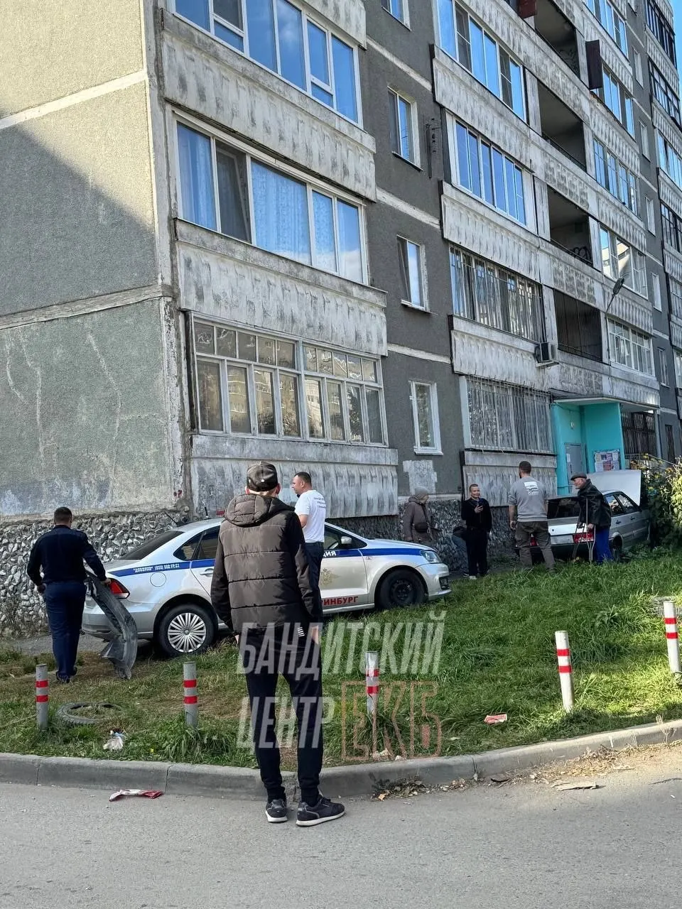 На улице Бебеля автомобиль врезался в крыло подъезда. На месте работают сотрудники ГИБДД; свидетели аварии просят сообщать очевидцам.