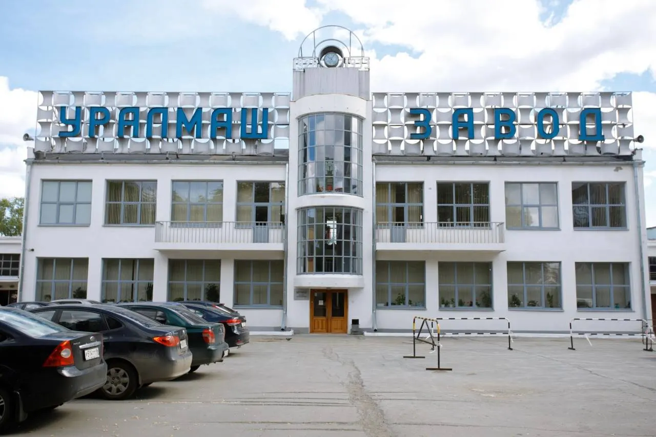 На предприятии ввели трёхдневную рабочую неделю на полгода; оплата будет пропорциональна отработанному времени, зарплата снизится примерно на 40%. Рабочие дни: понедельник, вторник и среда, с четверга по воскресенье — выходные.