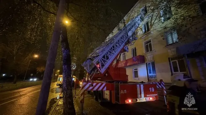В Екатеринбурге произошёл пожар в четырехэтажном жилом доме на улице Эльмаша. Эвакуированы 22 человека, погиб один.