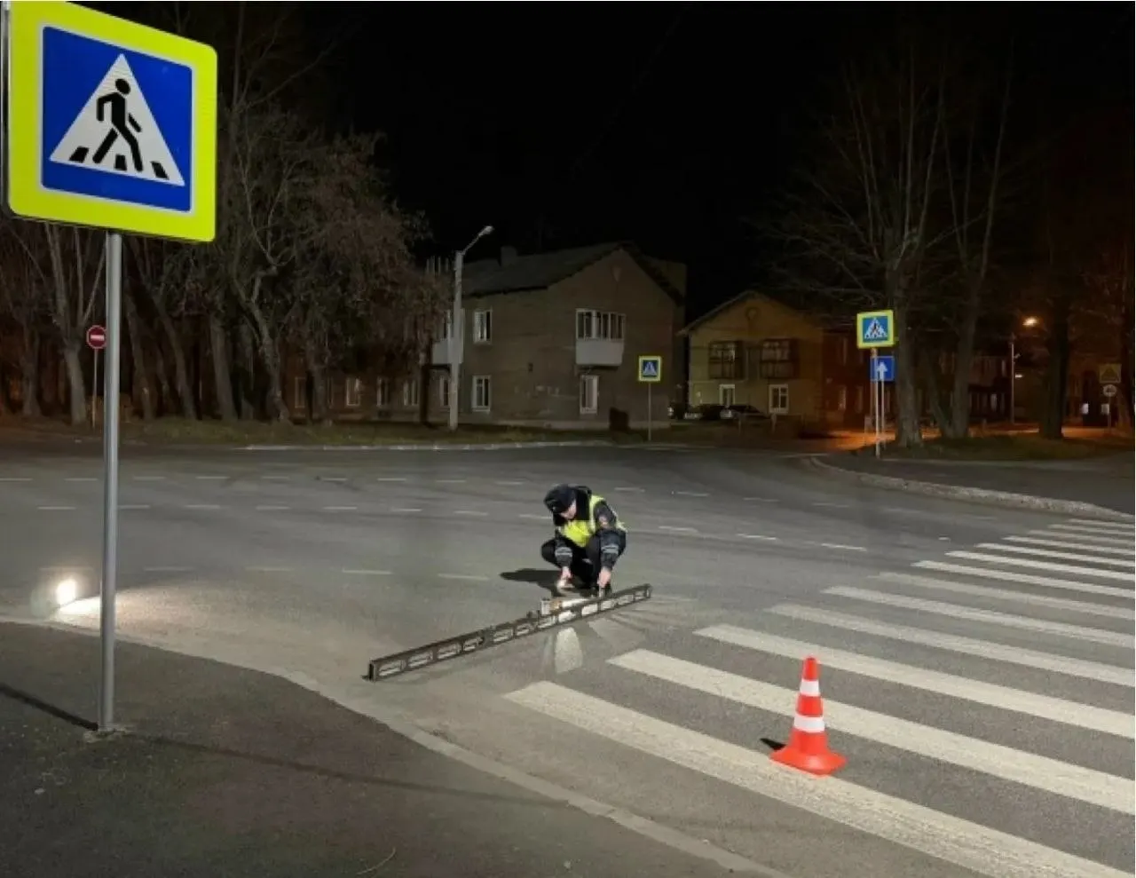 5-летний ребёнок переходил дорогу на нерегулируемом переходе и попал под транспорт. Сейчас он в больнице с травмами. Водитель — 68 лет, трезв, стаж 43 года; ранее к нему применялись протоколы за нарушения. Водитель отрицает вину; проверка продолжается.