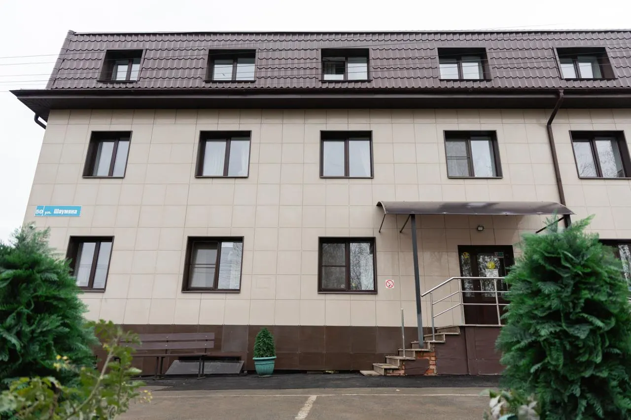 Прокуратура выявила 38 нарушений по пожарной безопасности в пансионате для пожилых, суд временно запретил его работу; руководство намерено устранить замечания, но часть вопросов остаётся открытой.
