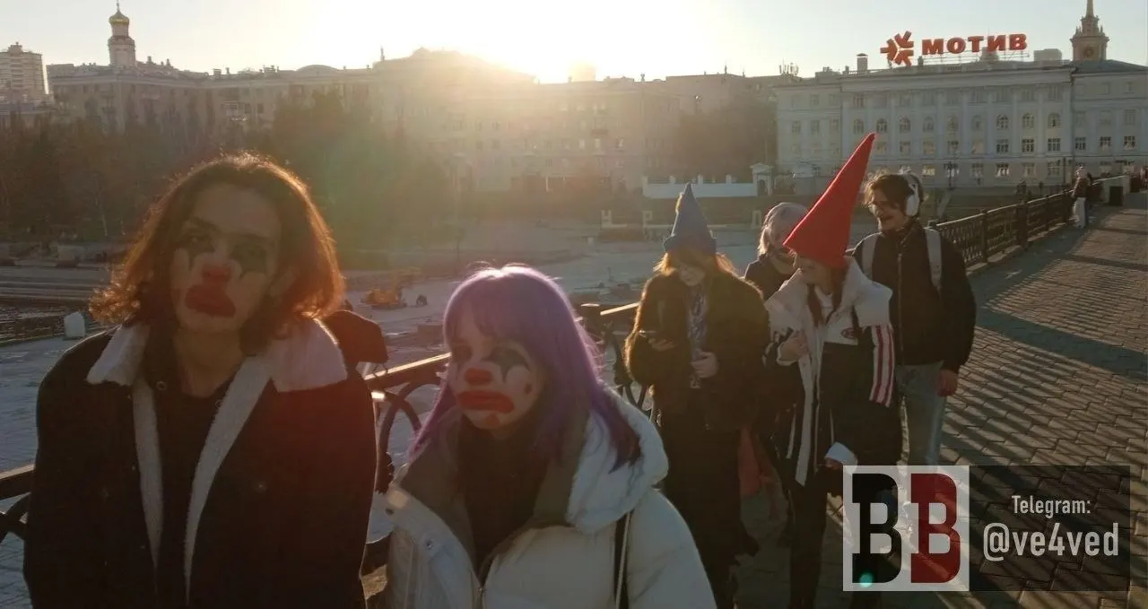 В России отмечают Хэллоуин, несмотря на запреты властей; в Екатеринбурге, Краснодарском крае и Крыму проходят мероприятия, сопровождающиеся дебатами и полицейскими проверками.
