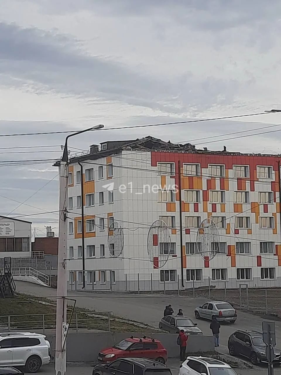 Ветер повредил крышу общежития горно-промышленного колледжа в Качканаре; обломки повредили автомобили на парковке, пострадавших нет.