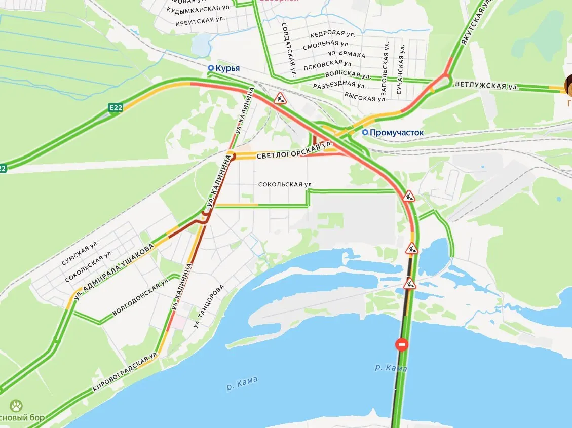 На Красавинском мосту в Перми продолжаются заторы во второй день после начала работ; движение ограничено на нескольких направлениях.