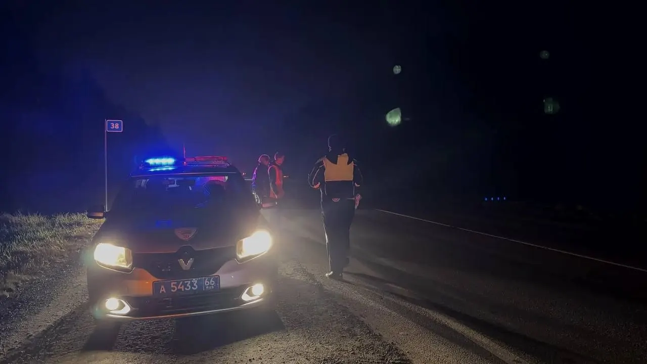 Вечером 15 октября на ЕКАД в направлении Екатеринбурга — Серова водитель насмерть сбил пешехода. Пострадавший скончался до приезда скорой; проводится расследование.