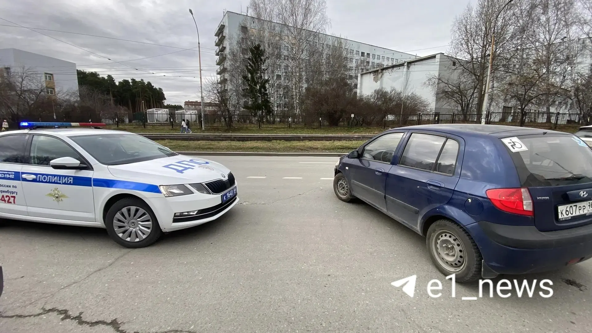 В Екатеринбурге курьер на электровелосипеде повредил чужой автомобиль и покинул место происшествия; страховая отказалась рассматривать выплату.