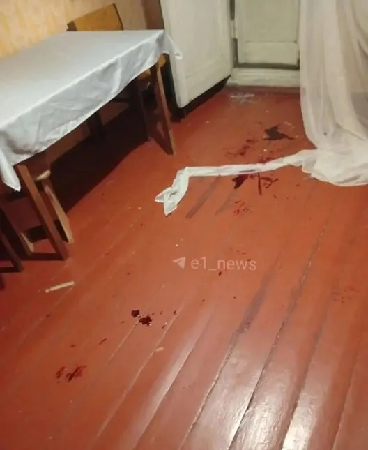В Екатеринбурге двое пьяных мужчин с ножами ворвались в квартиру на Вторчермете, угрожали жильцам и повредили имущество; нападавшие на свободе, полиция ведёт проверку.
