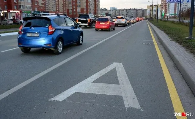 На улице Бейвеля запустили выделенную полосу для автобусов, но перед перекрёстком с 40-летия Победы образуются заторы. Водители требуют урегулирования движения, рассматриваются меры по исправлению ситуации.
