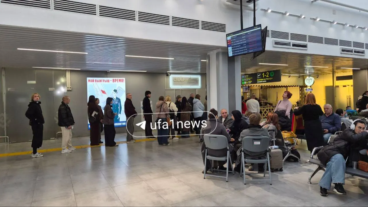 Региональная заметка о повторяющихся задержках рейсов в аэропорту Уфы: пассажиры терпят долгие очереди, происходят новые посадки в Казани и Оренбурге.