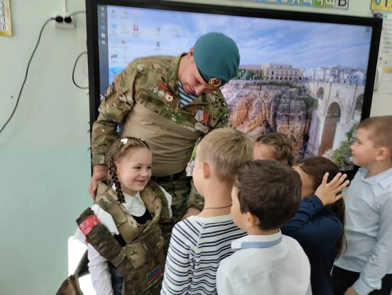 Школьники Нижнетавдинского округа увидели образцы военной экипировки и обсудили вопросы безопасности в интернете и в общественных местах.
