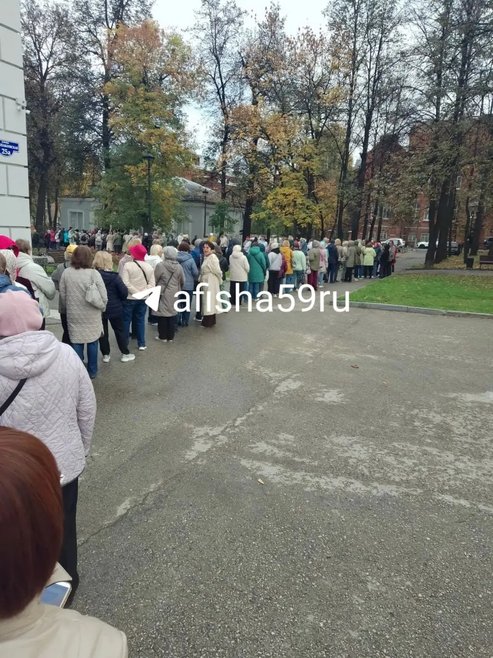 В честь праздника для пожилых людей билеты на любые представления Пермского оперного театра стоят 500 рублей за билет, максимум две штуки на человека, при входе — пенсионное удостоверение. Также объявлены розыгрыши бензина среди подписчиков.