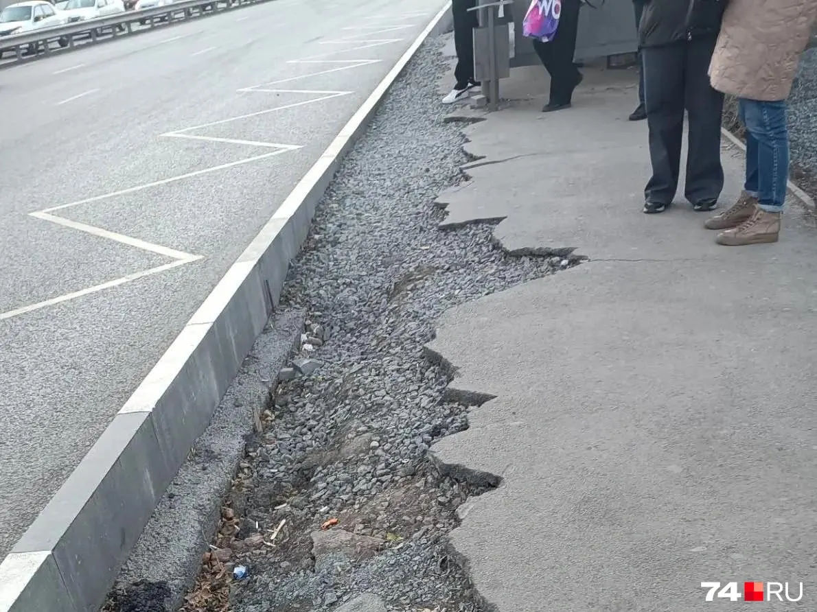 Во втором этапе работ на Копейском шоссе жители жалуются на выбоины и мусор у остановок у улиц Горелова и Гаражи; власти обещают привести остановки в порядок к концу сезона.