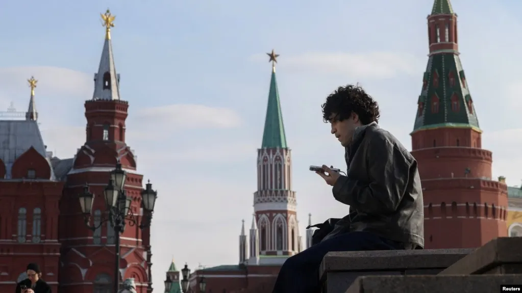 Законопроект предусматривает идентификацию несовершеннолетних в социальных сетях и сокращение времени их онлайн-пребывания, а также меры по ограничению доступа к запрещённому контенту. Обсуждается международный опыт и близость к повестке дня.